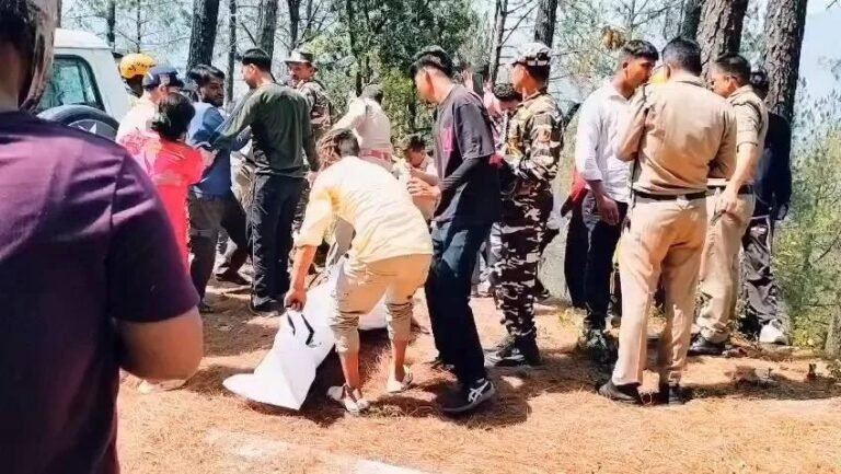 नैनीताल में गहरी खाई में गिरी कार; माता-पिता, बेटा-बेटी और ड्राइवर समेत 5 की मौत